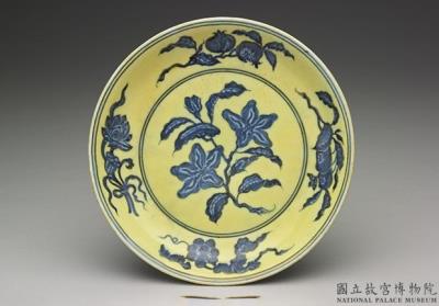 图片[2]-Dish with gardenia, fruits, and floral scrolls decoration in underglaze blue, Ming dynasty, Xuande reign, 1426-1435-China Archive